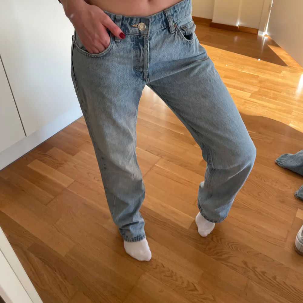 Jeans i från Zara i stolek 38, knappt använda!. Jeans & Byxor.