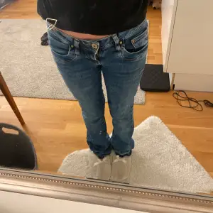 Jag säljer dessa ltb jeans i modellen valerie. De är i bra skick men säljer pågrund av att de är lite för långa för mig. Pris går att diskuteras men inte under 450kr.