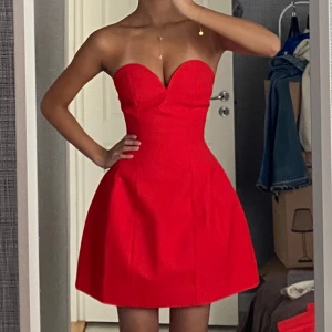 Klänning  - En otroligt snygg röd klänning från NA-KD. Passar perfekt som en fin middag klänning, sittning, drinkkväll. Den har en likande inbyggd korset vilket gör att man får en otroligt figur!! Helt slutsåld på hemsidan. Den är oanvänd med prislapp kvar❤️