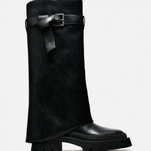 Boots/stövlar  - Helt oanvända boots från Zara. Aldrig varit använt och ligger fortfarande i sitt originalpaket. De är av hög kvalitet och har en trendig design som passar perfekt för både höst och vinter. De har en bred klack för extra komfort. Fler bilder finns