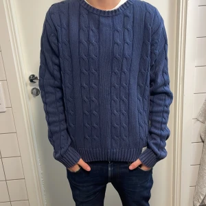 Stickad bondelid tröja - Säljer denna stilrena bondelid tröjan för endast 139kr nypriset ligger runt 800kr skick 6/10  Mvh luxury 