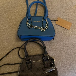 Steve Madden väska - Blå: Oanvänd med prislapp kvar, 350 kr💙 Grå: Använd fåtal gånger, 250 kr 🩶 Eller köp båda för 500