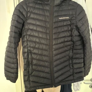 Peak jacka  - Som ny!🥰används aldrig där av säljer jag den billigt!