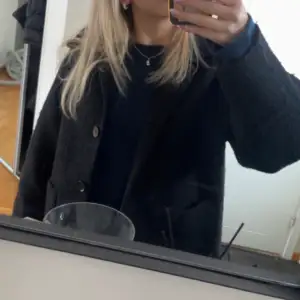 Säljer denna fina kappa från monki, fast i svart💕så fin och bra skick