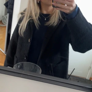 Säljer i svart - Säljer denna fina kappa från monki, fast i svart💕så fin och bra skick
