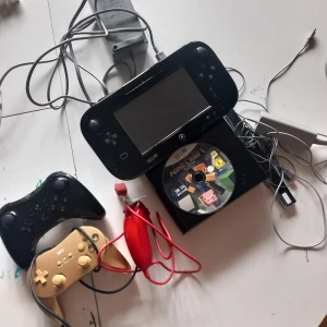 Nintendo wii u m tillbehör  - Konsol,kontroller,sensorbar,AC adapter, mario kart8 finns på konsolen och minecraft medföljer. Sparsamt använt.  Djur och rökfritt hem, reserverar mig för ev skavanker. 