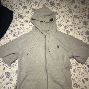 Polo Ralph Lauren - En Ralph lauren zip Hoodie som är i obefintligt skick säljer den pågrund av att den inte passar