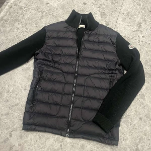 Moncler Cardigan - Säljer nu min splitternya Moncler cardigan, jackan är i storlek M. Säljer jackan då jag känner jag vill prova på något nytt. Har ni några funderingar kontakta gärna mig.
