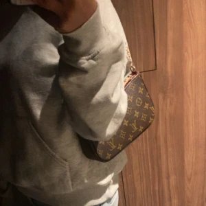 Axelväska  - Pris går att diskuteras 