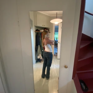 Blå bootcut jeans från LTB - Säljer ett par blå jeans från LTB i modellen Valeria. Jeansen har bootcut passform, klassisk femficksdesign och snygga slitningar. De har  låg midja och är tillverkade i mjukt denim med kontrastsömmar och detaljerade bakfickor.