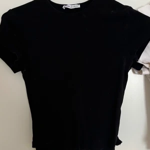 7 pack tshirts - 7 stycken bas tshirts, 4 svarta, därav 3 från gina tricot och 1 från bershka. 2 vita från gina tricot, och 1 vit från bershka. ALLA för 150kr🩷 vill bli av med dem, gratis frakt!