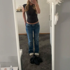 LTB bootcut jeans låg midja blå 28/30 - Säljer ett par blå bootcut jeans från LTB, modell Valerie. Jeansen har låg midja och klassisk femficksdesign. Materialet är jeans i bomull och passformen är relaxed med utsvängda ben. Perfekta för dig som gillar en snygg siluett.