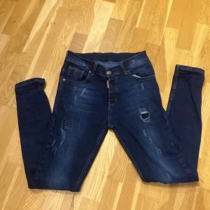 Dsquared2 - Snygga fina dsquared2 jeans. Har knappt använt dom 
