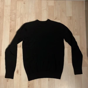  John Henric Merinoulls Tröja - Säljer en riktigt snygg John Henric merinoulls tröja som är i storlek S men passar XS-XXS. Den har en riktigt snygg look ! Priset är inte helt hugget i sten.Har ni några frågor så är det bara att skriva till mig//Mvh Erik