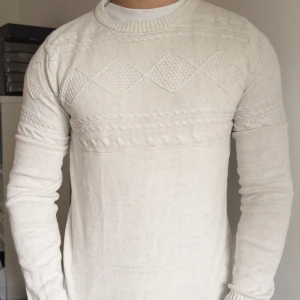 Stickad tröja  - Säljer den här svin snygga stickade tröjan i storlek M men passar även S, tröjan har en svin snyggt och coolt mönster på sig och är perfekt nu när det blir kallare, priset är inte fast utan går att diskutera!