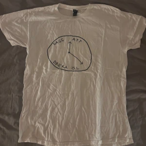 Dags att dricka öl tisha - En tisha från Falcon3komma5, dags att dricka öl i fint skick