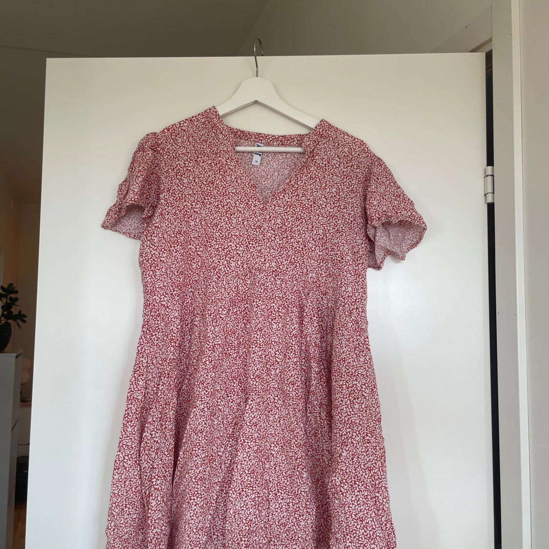 Rödvit blommig kortklänning från JDY