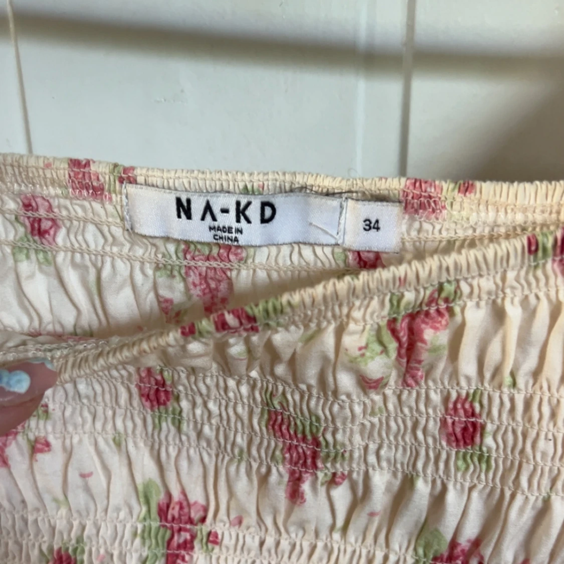 Vit blommig kortklänning med volang - 4