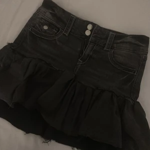 Svart jeanskjol med volang - Hangjord jeanskjol i storlek xs, jättesöt med ett par strumpbyxor nu till hösten❣️