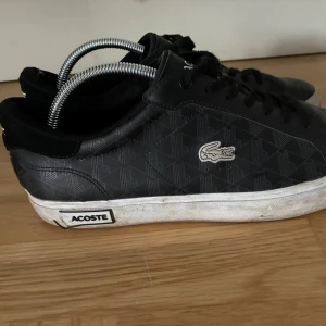 Svarta sneakers från Lacoste - Säljer ett par clean svarta Lacoste sneakers med vit sula. Skicket är bra 8/10. Pris kan diskuteras vid snabb affär. Storlek 42,5 passar 43. Hör av er vid frågor eller funderingar 