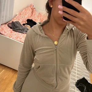 Beige hoodie och mjukis byxor i velour från Gina Tricot - Mjuk och skön beige hoodie och byxor  i velour från Gina Tricot. Tröjan har dragkedja framtill, huva och långa ärmar. Perfekt för chill dagar eller när du vill vara extra comfy. Snygg och enkel att matcha med andra plagg.