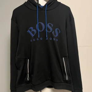Hugo boss hoodie  - Märket finns inte längre och den är i nyskick därav priset, kan också passa M