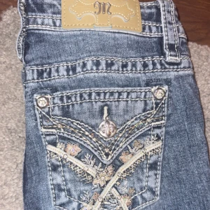Miss Me jeans  - - miss me jeans - st 23(32), midjemått ungefär 65cm, passar mig som är 1,62cm 🌼🌼 knappast använda.