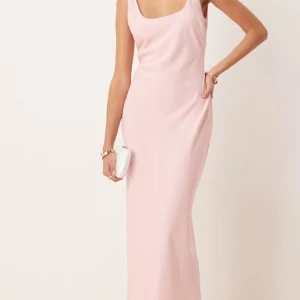Ljusrosa långklänning Pretty Lavish - Supersnygg ljusrosa långklänning från Pretty Lavish med ärmlös design och djup rundad urringning. Klänningen har en slät, elegant siluett och är tillverkad i ett mjukt, lätt material som faller fint längs kroppen. Ny med prislappar! 