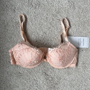 Hunkemöller bh - Push up bh från Hunkemöller🫶💖helt slutsåld, nypris 500. I en jättesöt rosa/aprikosliknande färg