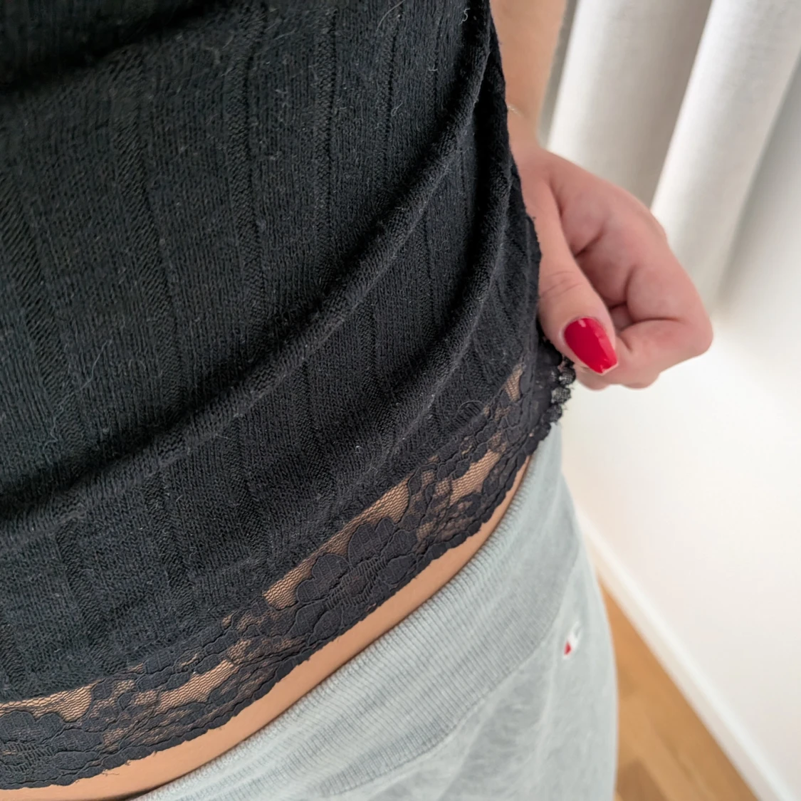 Svart ribbad långärmad topp med spets - 1