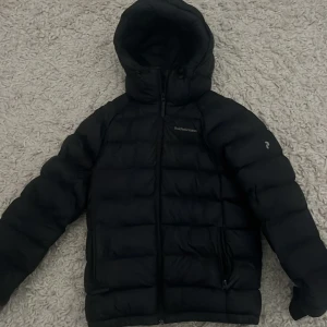 Svart dunjacka Peak Performance  - Säljer en svart vinterjacka från peak performance, använd men utan defekter, väl omhändertagen, nypris 2500kr
