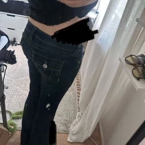 Mörkblå True Religion  - Säljer ett par mörkblå true religion jeans eftersom de har blivit förstora inga defekter alls har sprättat upp de men inget annat💙
