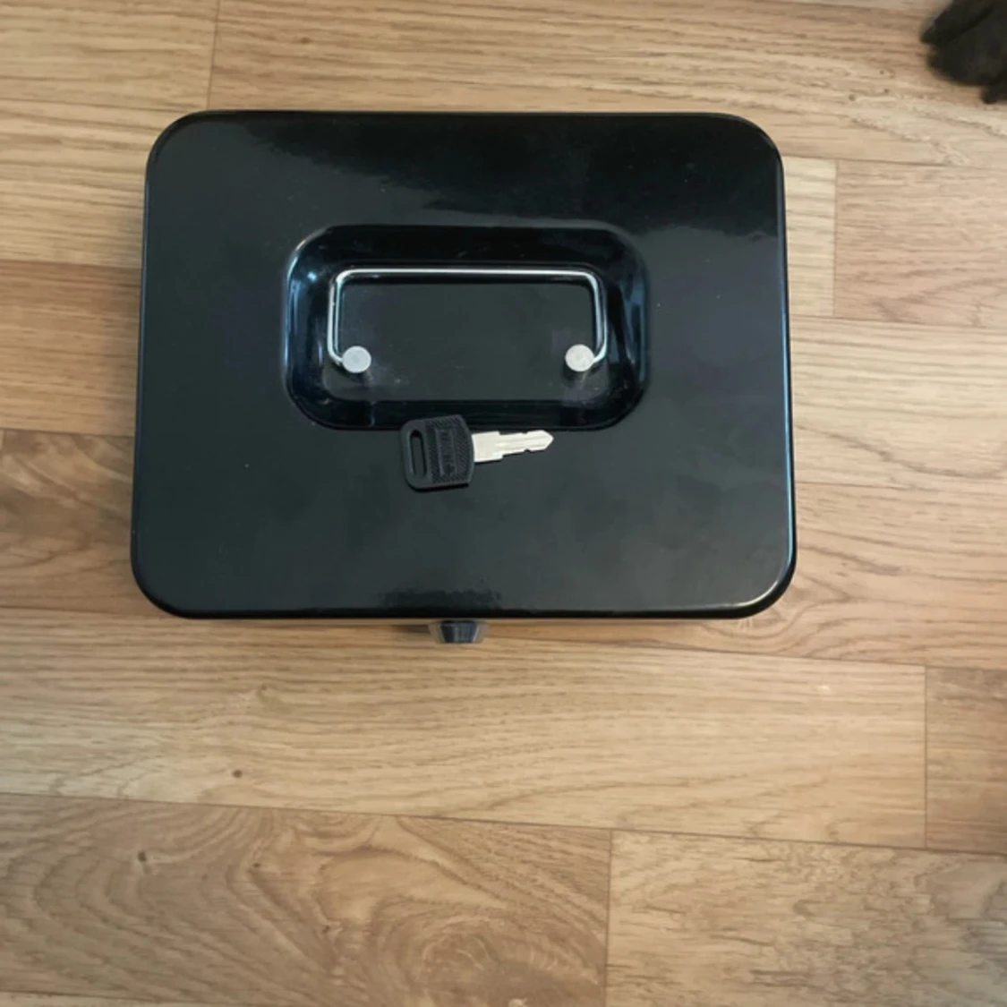 Svart plånboksbox med handtag - 4