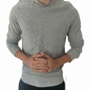 Grå crewneck - Riktigt stilren crewneck, sitter slim fit och är perfekt att ha under jacka eller väst nu till hösten.Bra skick aldrig använt!