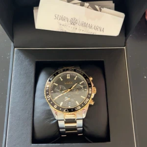 Hugo BOSS ”runner” modell - Gjord i silver och rostfritt stål , extra länkar tillkommer och jag går inte ner mer i pris. Allt i sin ordning - box och kvitto finns och även en försäkring om man skulle vilja det. Köptes för 4500kr.