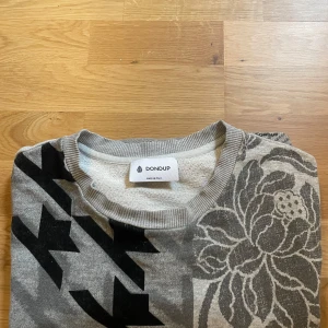 Dondup sweatshirt - Snygg grå sweatshirt från Dondup i storlek XL men skulle själv säga att den passar L. Tveka inte om du har frågor eller funderingar!