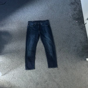 Levi's 502 mörkblå  jeans - Säljer ett par mörkblå Levi's 502 jeans med klassisk femficksdesign. Jeansen har en snygg tvätt och är tillverkade i stretchigt denim för extra komfort. Perfekta för dig som gillar en casual men ändån uppklädd stil.