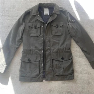 J.Lindeberg field jacket - Säljer en tvär fet grön field jacket från j.lindeberg. Jackan är extremt trendig och den effekt för våran. Bär storleken xs men passar bäst som S. Vid frågor och funderingar är de bara att höra av sig