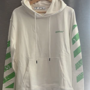 Off white hoodie - Helt ny bara testad. Riktigt fin hoodie. Kan gå ner i pris vid snabb affär! 