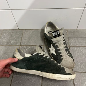 Golden goose skor - Säljer mina golden goose skor som jag har haft ett tag men tagit hand om väl. Otroligt snygg och sällsynt färg. Mockan är i bra kvalitet men bara lite smuts som går att ta bort. Lite sönder på hälarna som ni ser på sista bilden. Nypris ligger på upp mot 7000kr men denna färg är svår att få tag på. Tveka inte på att höra av er!