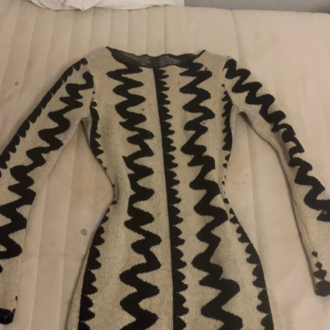 Stickad beige och svart klänning - 1