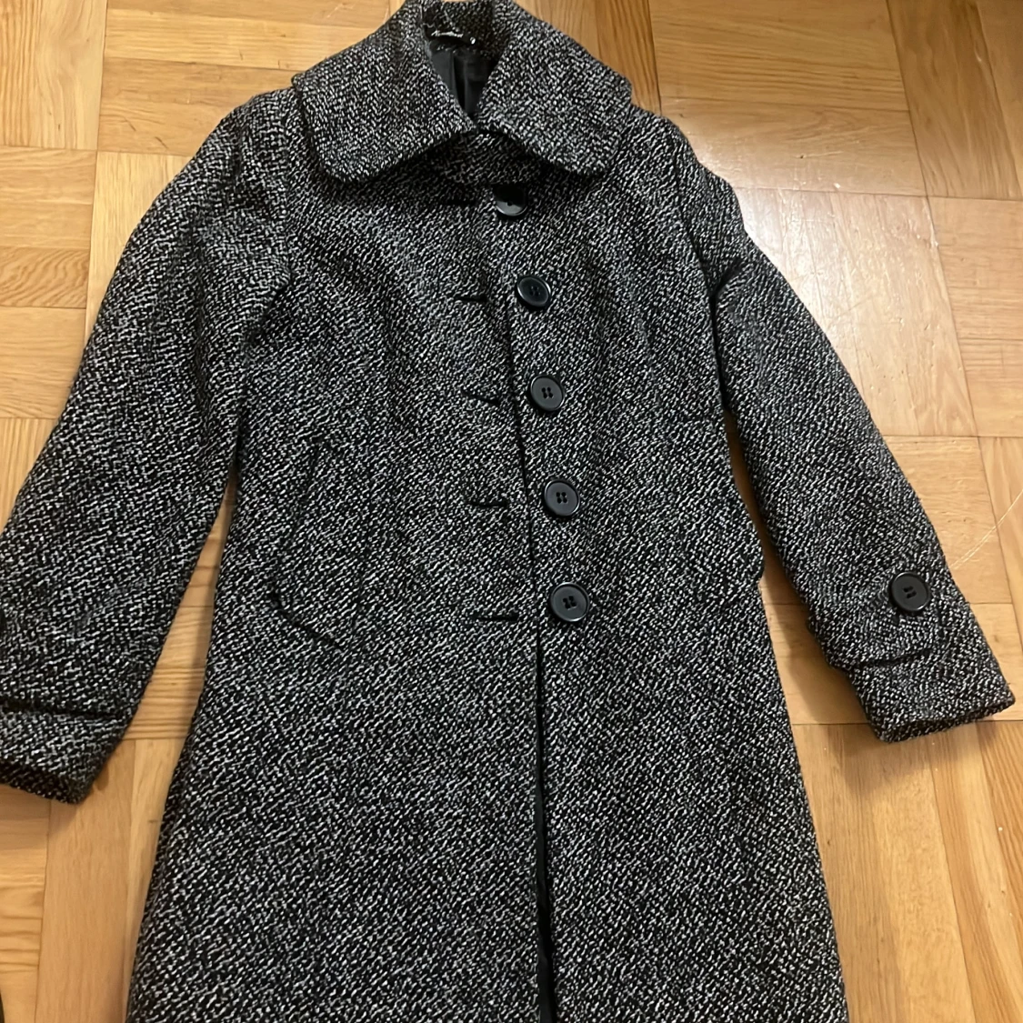 Svartvit kappa från Roger Bindi