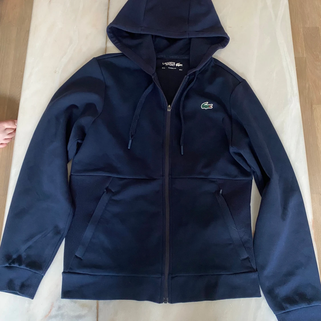 Marinblå hoodie från Lacoste