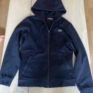 Marinblå hoodie från Lacoste - Snygg marinblå hoodiet från Lacoste 