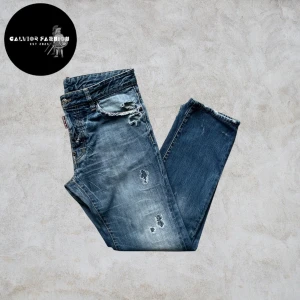 Dsquared jeans - Sjukt snygga Dsquared2 jeans i storlek 46. Skriv om du vill ha mått. Rak passform med feta slitningar. Etikett bak är tyvärr borta.                                                              ~                                                                                       Alla följare får rabatt- så följ!