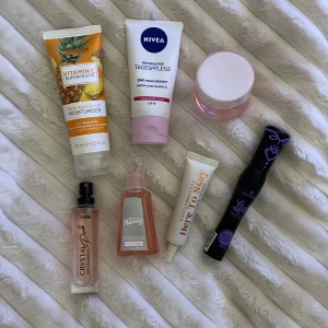 Kit med produkter  - Kit med olika produkter. Använt ytterst lite. Ansiksmask, ansiktskrämer x2, mascara, parfym, eyeshadow primer, handsprit. Allt för 50kr. ✨ skickar med en gåva vid varje köp. 