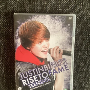 Oen Direction Up All Night: The Live Tour och Justin Biebers turné Rise to Fame tenen idol . - Följ med One Direction på deras episka live-turné! Perfekt för fans som vill uppleva energin, låtarna och backstage-ögonblicken från bandets succé. En konsertupplevelse fylld av hits och exklusiva dokumentära inslag. Även Justin Bieber är ute på sin turné i början på hans karriär , intressant och spännande att se hur det är med kameran och när inte kameran är med i rampljuset .
