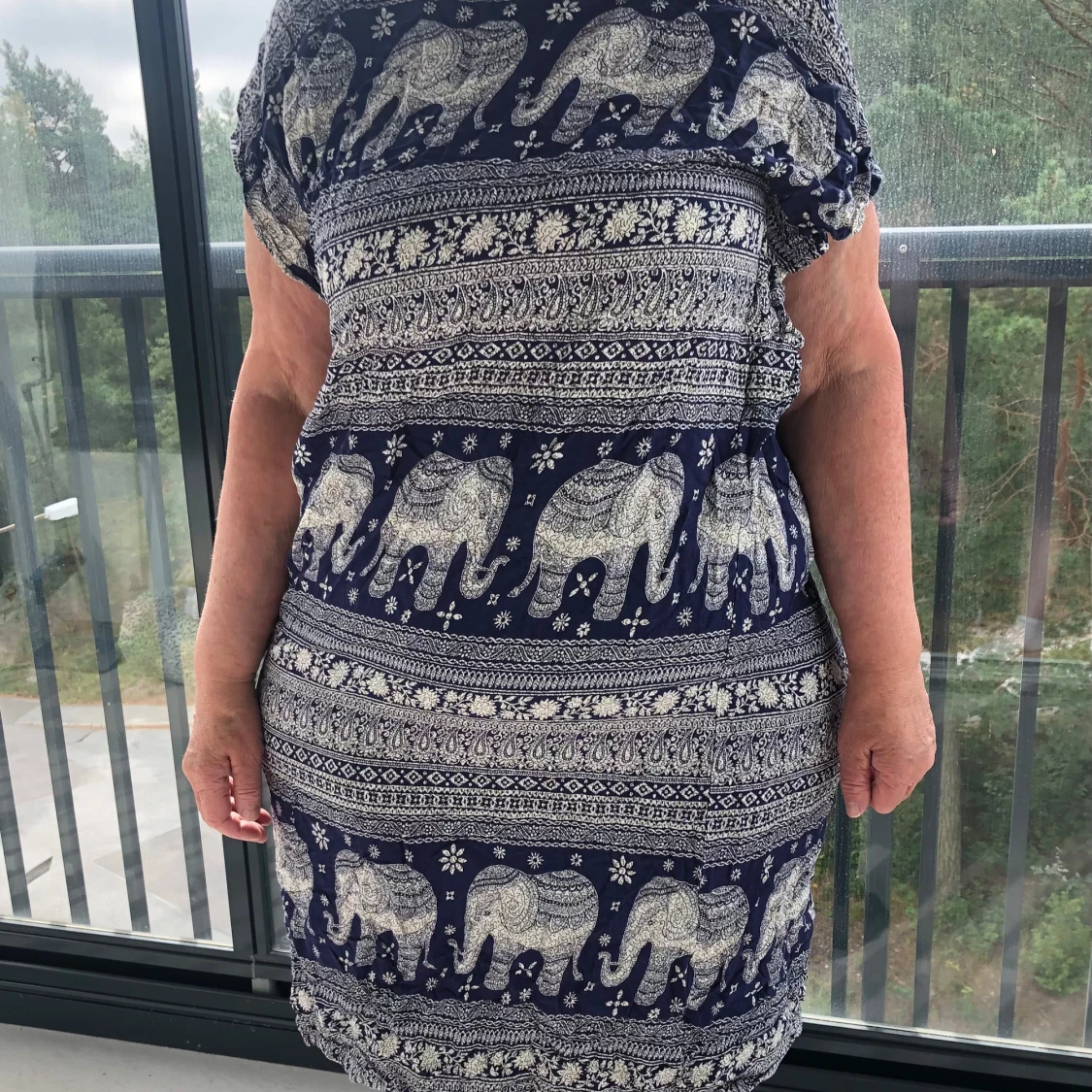 Blå kortklänning med elefantmönster