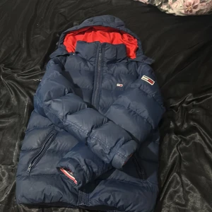 Blå pufferjacka från Tommy Jeans XS - Äkta pris går att förhandla 
