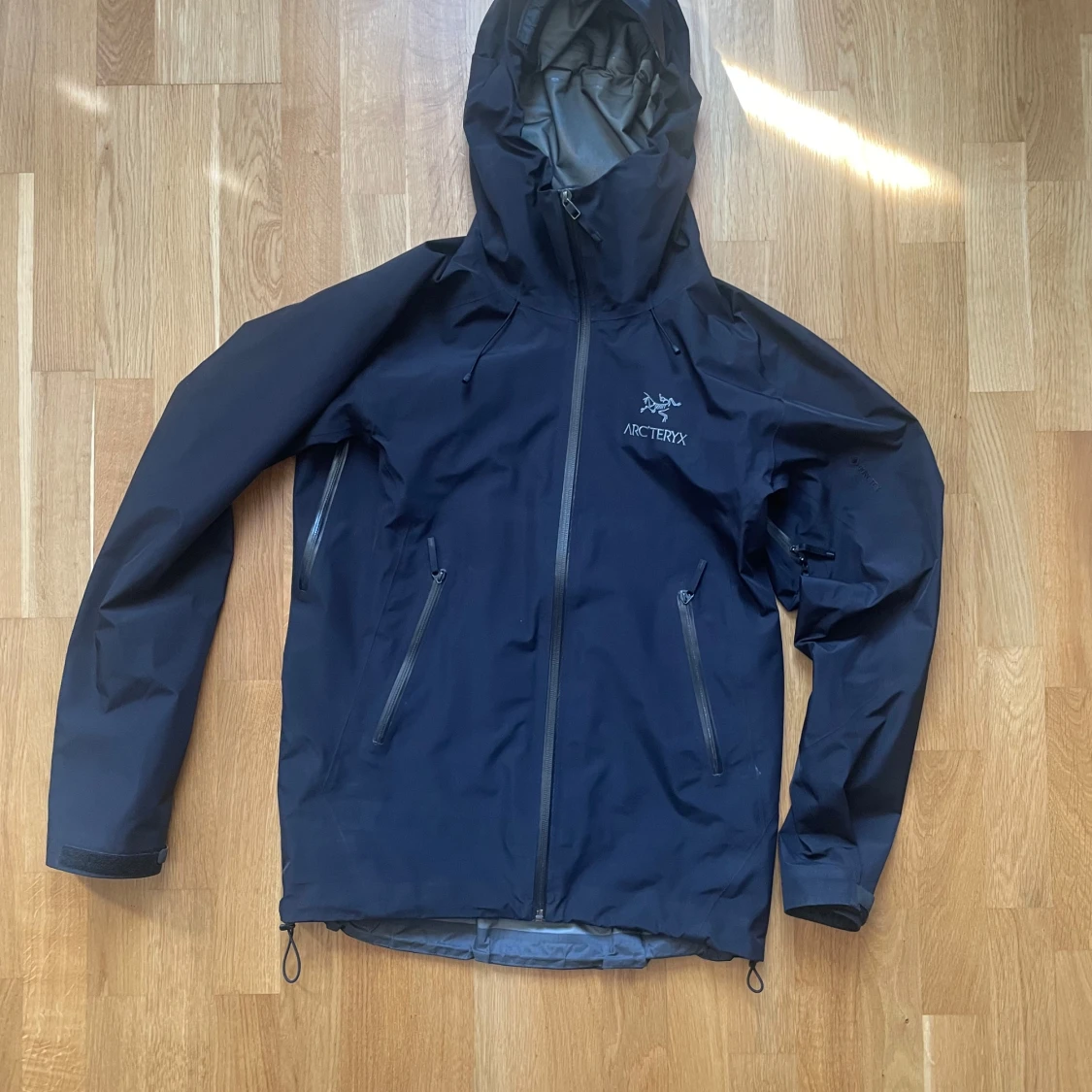 Svart Arc'teryx Gore-Tex vindjacka S